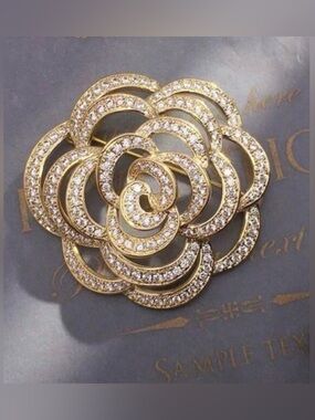 💎 NEW 💎 Elegant Gold Crystal Camilla Flower Brooch 💎